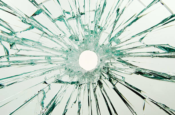 trou de balle en verre - bullet hole glass window broken photos et images de collection