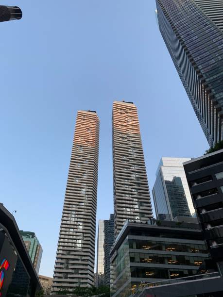 centro di toronto. grattacieli, strade e parchi - new york city skyline manhattan skyscraper foto e immagini stock