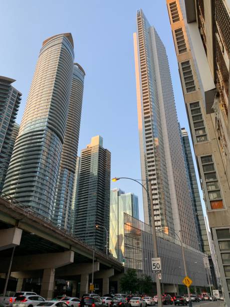 centro di toronto. grattacieli, strade e parchi - new york city skyline manhattan skyscraper foto e immagini stock