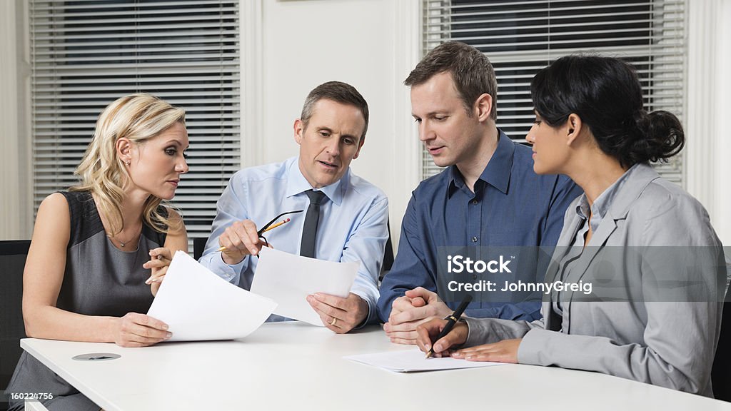 Hombre de negocios mostrando proyecto a sus colegas - Foto de stock de 30-34 años libre de derechos