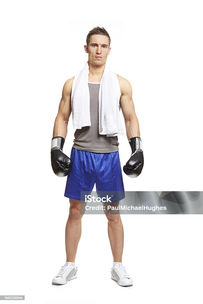 Młody człowiek w strój sportowy w rękawice bokserskie - Zbiór zdjęć royalty-free (Białe tło)