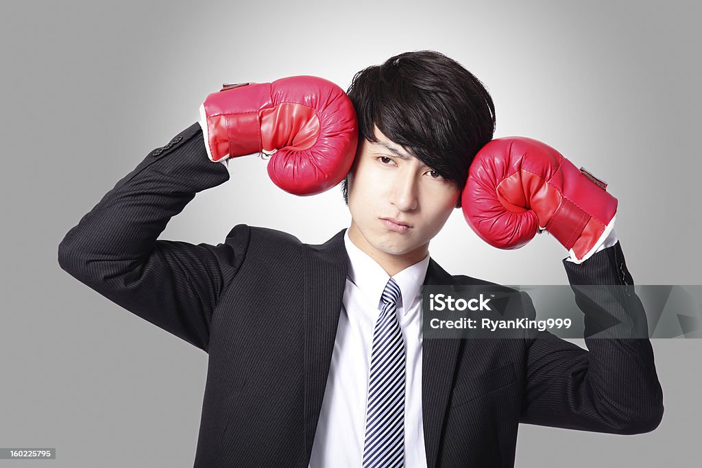 Uomo d'affari con guantoni da colpire proprio - Foto stock royalty-free di Giapponese