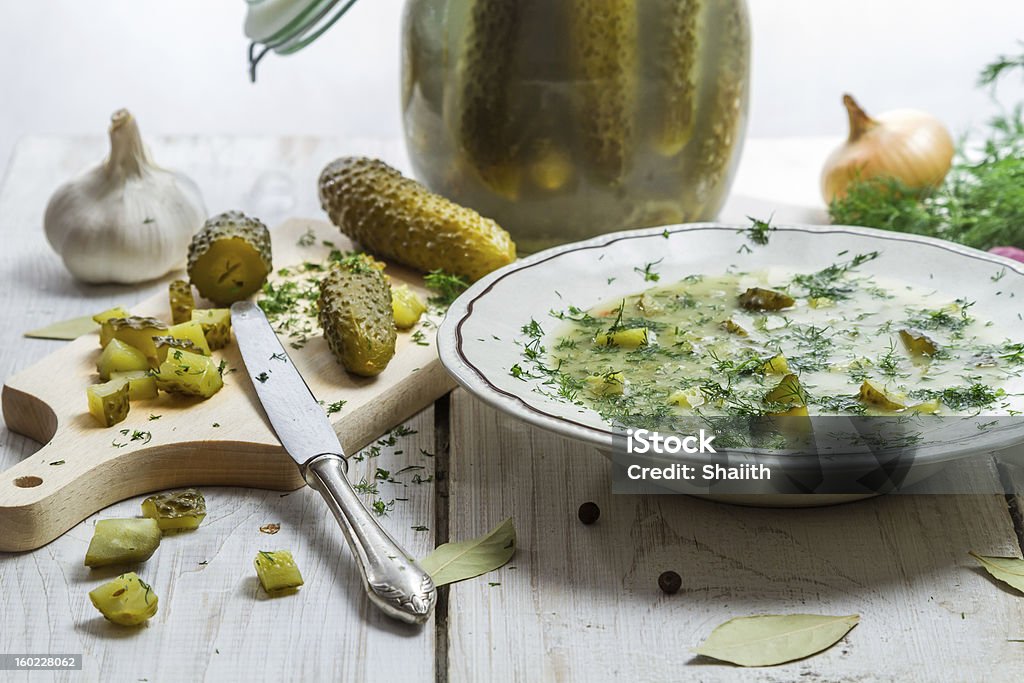 Close-up auf Suppe, eingelegte Gurken und frischem Gemüse - Lizenzfrei Gurkensuppe Stock-Foto