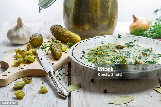 Closeup Auf Suppe Eingelegte Gurken Und Frischem Gemüse Stockfoto und mehr Bilder von Gurkensuppe