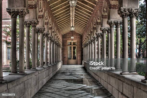 Flur Zu Tür Stockfoto und mehr Bilder von Architektonische Säule - Architektonische Säule, Architektur, Bauwerk