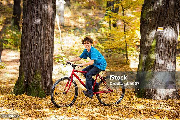 Boy Riding Bike En El Parque De La Ciudad Foto de stock y más banco de imágenes de 14-15 años - 14-15 años, Actividad, Adolescente