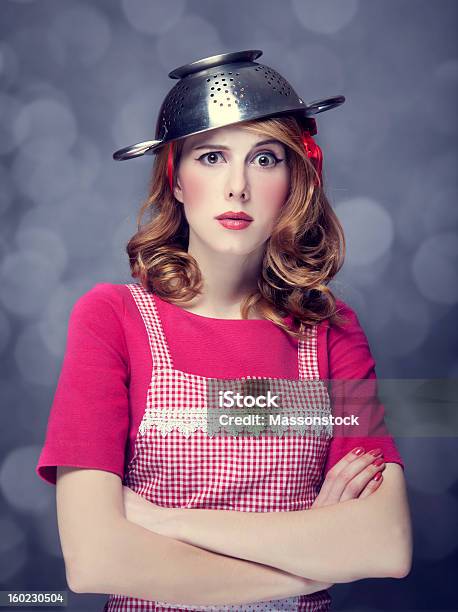 Rotes Haar Hausfrau Mit Salatsieb Über Dem Kopf Stockfoto und mehr Bilder von Salatsieb - Salatsieb, Autorität, Brodelnd