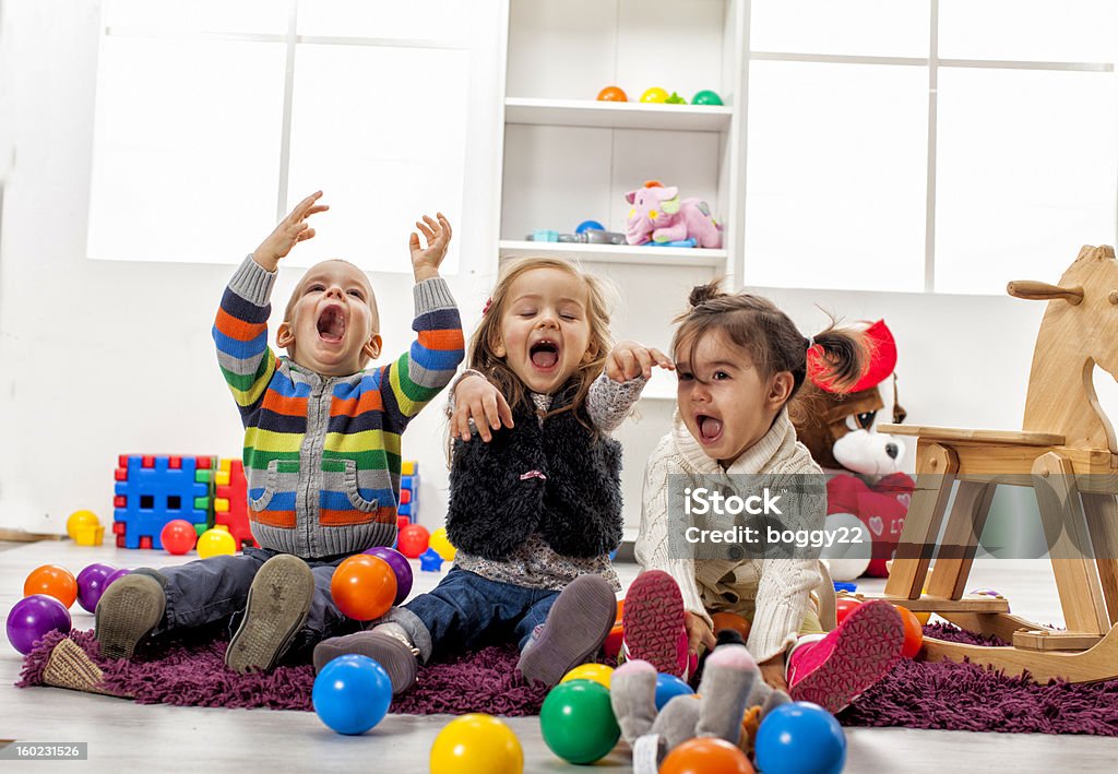 Bambini che giocano in camera - Foto stock royalty-free di 2-3 anni