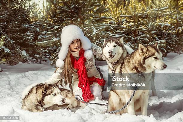 Hermosa Mujer En El Bosque De Invierno Foto de stock y más banco de imágenes de Adulto - Adulto, Adulto joven, Agarrar