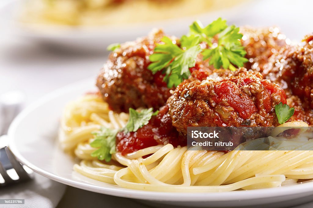 Pâtes aux boulettes de viande et le persil - Photo de Spaghetti libre de droits