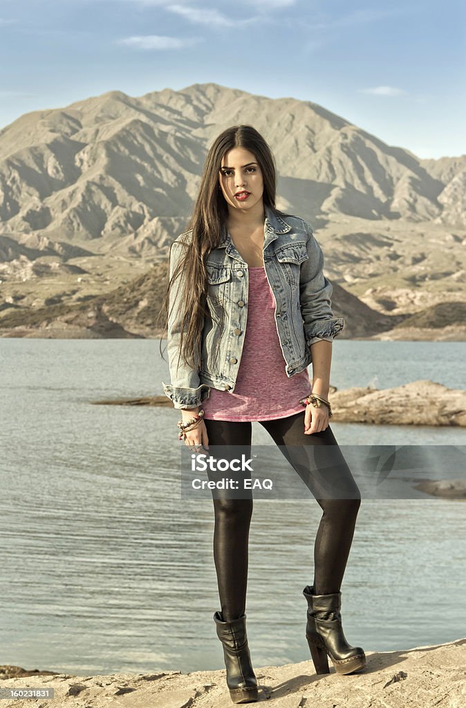 Jovem mulher e o lago - Royalty-free 14-15 Anos Foto de stock