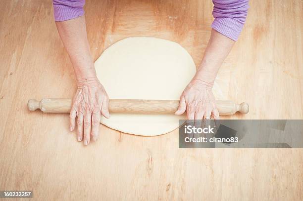 Photo libre de droit de Femme Âgée Aplatissement Pâte Avec Le Rouleau À Pâtisserie banque d'images et plus d'images libres de droit de En bois