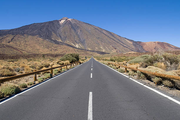 estrada para a montanha teide - dormant volcano desert road country road canary islands imagens e fotografias de stock