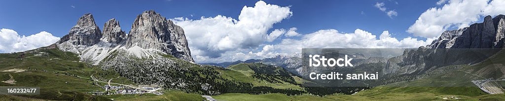 Panoramica colpo delle Dolomiti montagne, Alpi italiane. - Foto stock royalty-free di Montagna