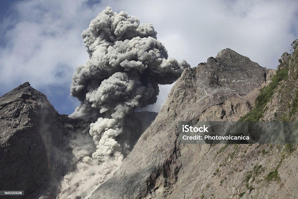 Batu Tara volcano Wybuchać ash chmurze - Zbiór zdjęć royalty-free (Grzyb atomowy)