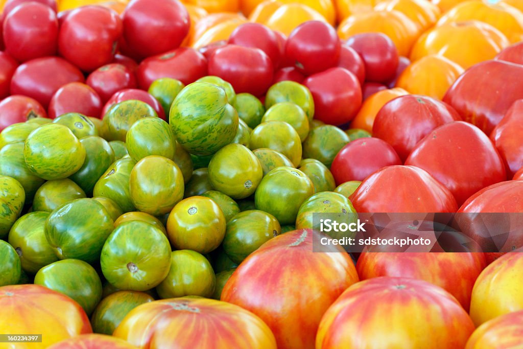 Variété de couleurs de tomates à l'ancienne - Photo de Tomate verte zébrée libre de droits