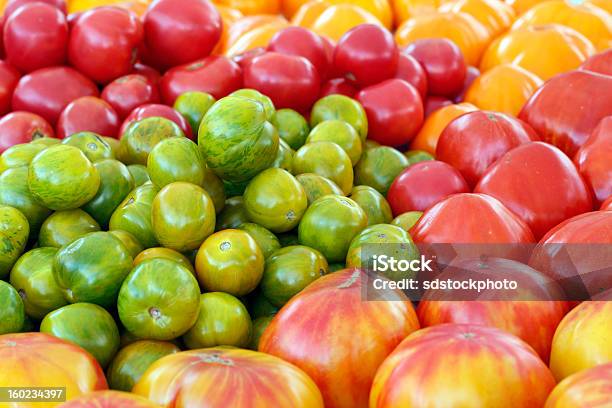 Photo libre de droit de Variété De Couleurs De Tomates À Lancienne banque d'images et plus d'images libres de droit de Tomate verte zébrée - Tomate verte zébrée, Agriculture, Aliment