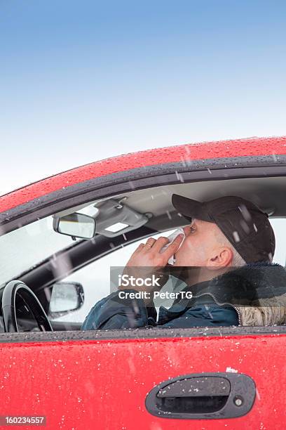 Metà Uomo Anziano Sneezes In Unauto - Fotografie stock e altre immagini di 40-44 anni - 40-44 anni, 45-49 anni, 50-54 anni