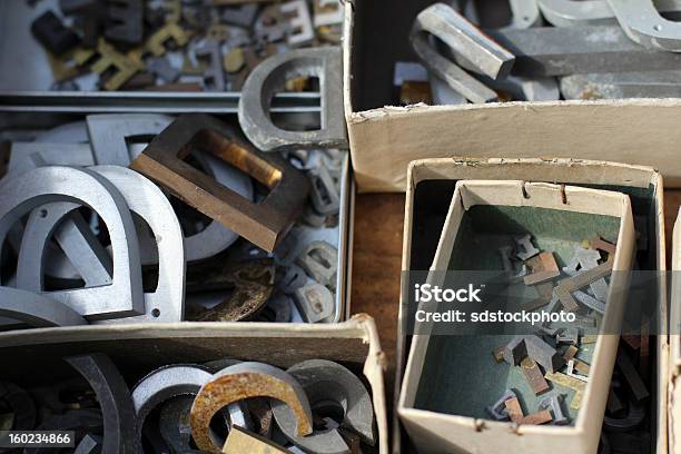 Sortiment Von Alt Metall Buchstaben Auf Flohmarkt Stockfoto und mehr Bilder von Altertümlich - Altertümlich, Buchstabe D, Retrostil