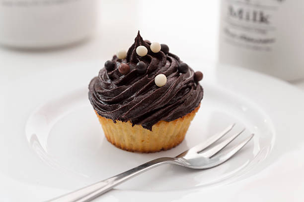 cupcake boston cream - cupcake chocolate icing candy stock-fotos und bilder