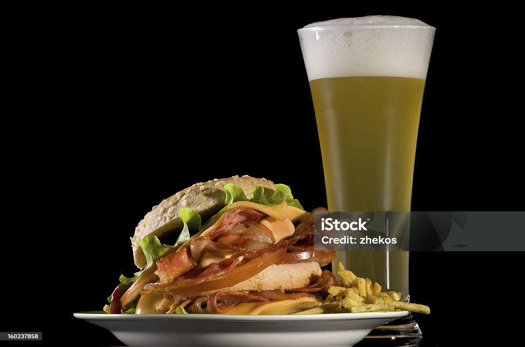 Big Burger e cerveja de trigo - Foto de stock de Alimentação Não-saudável royalty-free