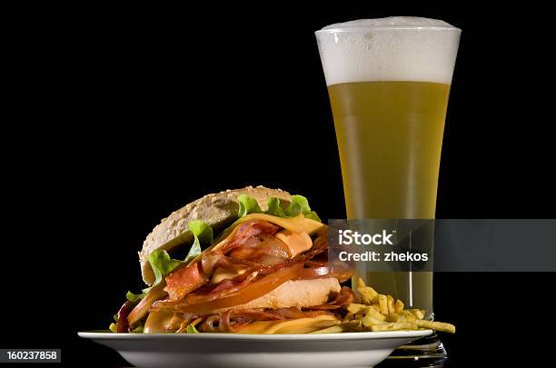 Foto de Big Burger E Cerveja De Trigo e mais fotos de stock de Alimentação Não-saudável - Alimentação Não-saudável, Almoço, Amarelo