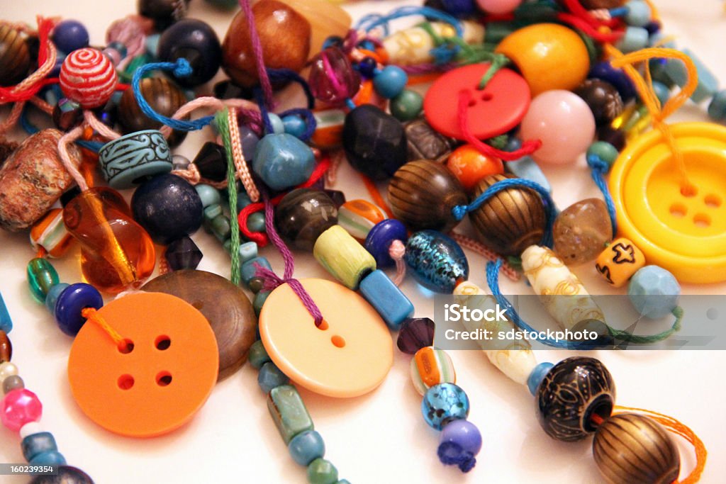 Wacky, ludique, un collier de perles multicolore - Photo de Entassé libre de droits