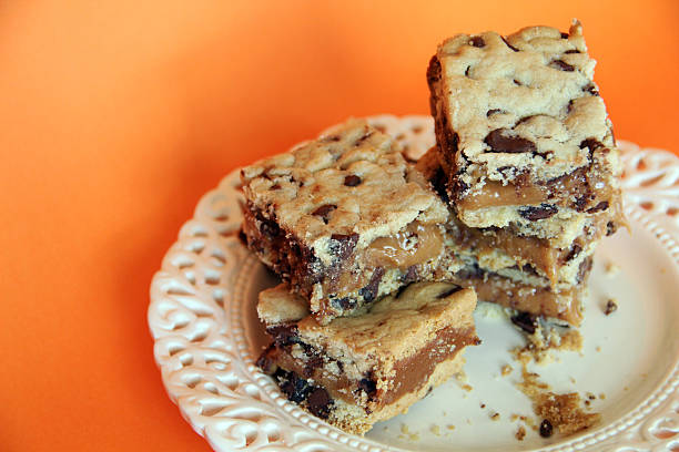 con gocce di cioccolato, caramello bar - biscuit cookie cake variation foto e immagini stock