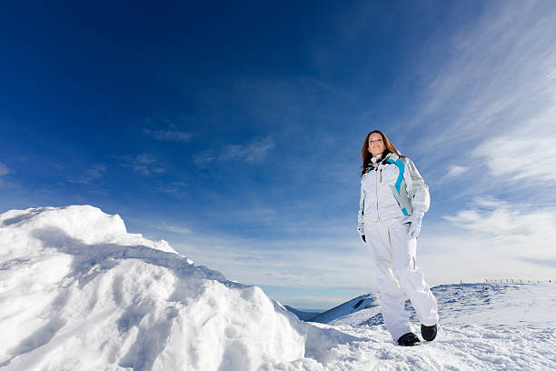美しい若い女性にユキコ山-xxxl - apres ski copy space happiness smiling ストックフォトと画像