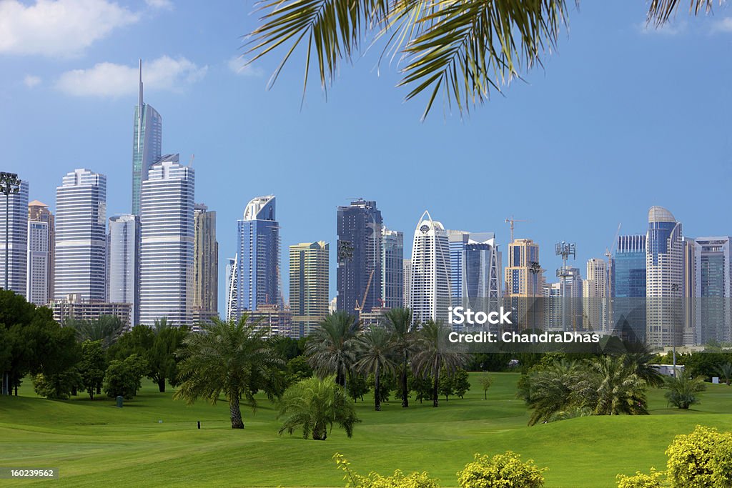 Dubai, Emirados Árabes Unidos-Jumeirah Lake Tower e golfe - Foto de stock de Apartamento royalty-free