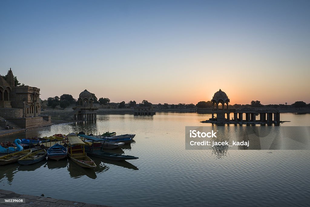 Tour de pierre de sacré du lac Gadi Sagar lake, Jaisalmer, Rajasthan, Inde - Photo de Architecture libre de droits