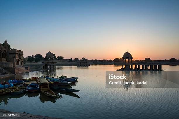 Photo libre de droit de Tour De Pierre De Sacré Du Lac Gadi Sagar Lake Jaisalmer Rajasthan Inde banque d'images et plus d'images libres de droit de Architecture