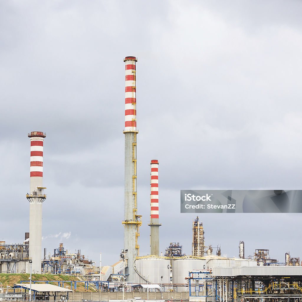 Refinería de petróleo industria, pilas de humo sobre fondo de cielo nublado - Foto de stock de Acero libre de derechos