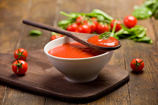 sos pomidorowy - tomato sauce tomato spinach soup zdjęcia i obrazy z banku zdjęć