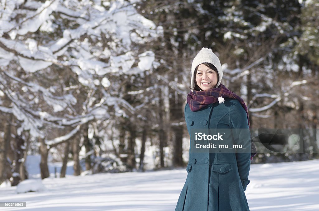 Mujer joven en el parque de invierno - Foto de stock de Abrigo libre de derechos