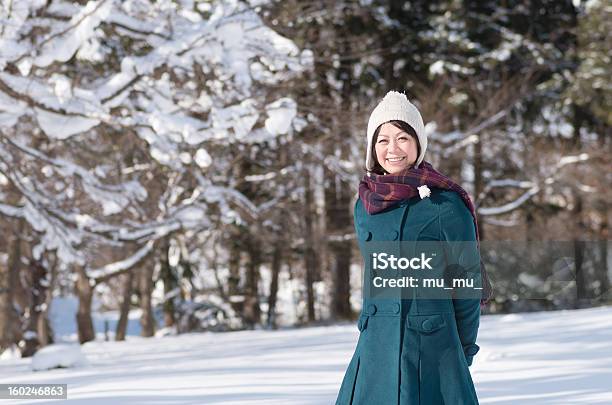 Mujer Joven En El Parque De Invierno Foto de stock y más banco de imágenes de Abrigo - Abrigo, Abrigo de invierno, Adulto