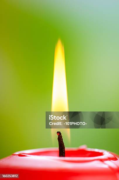 Czerwonym Palenie Świeca - zdjęcia stockowe i więcej obrazów Bez ludzi - Bez ludzi, Czerwony, Fotografika