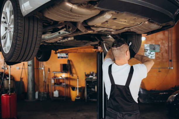 istock Auto mechanic working at auto repair shop. 1602546689