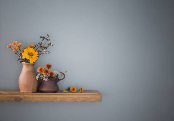 flores de otoño en jarrón de cerámica rústica sobre pared gris de fondo - wildflower zinnia old fashioned copy space fotografías e imágenes de stock