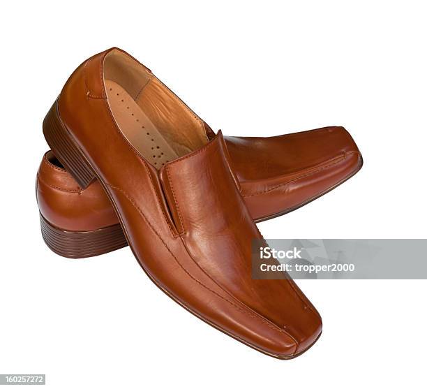 ブラウンの男の靴をご着用ください - カットアウトのストックフォトや画像を多数ご用意 - カットアウト, クローズアップ, ゴム