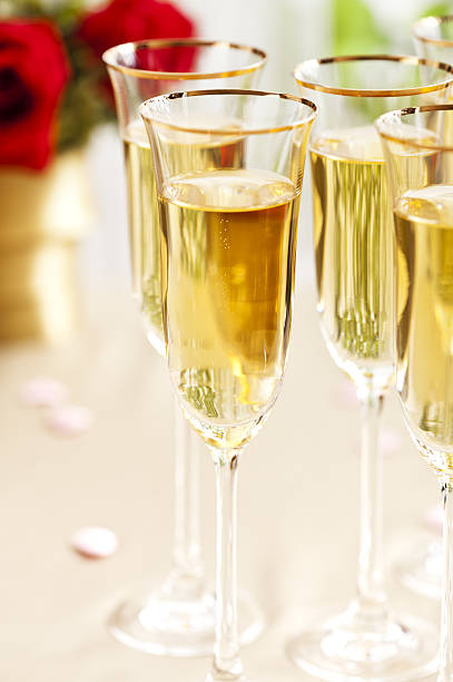 свадебный прием место с шампанским - wedding reception valentines day gift heart shape стоковые фото и изображения
