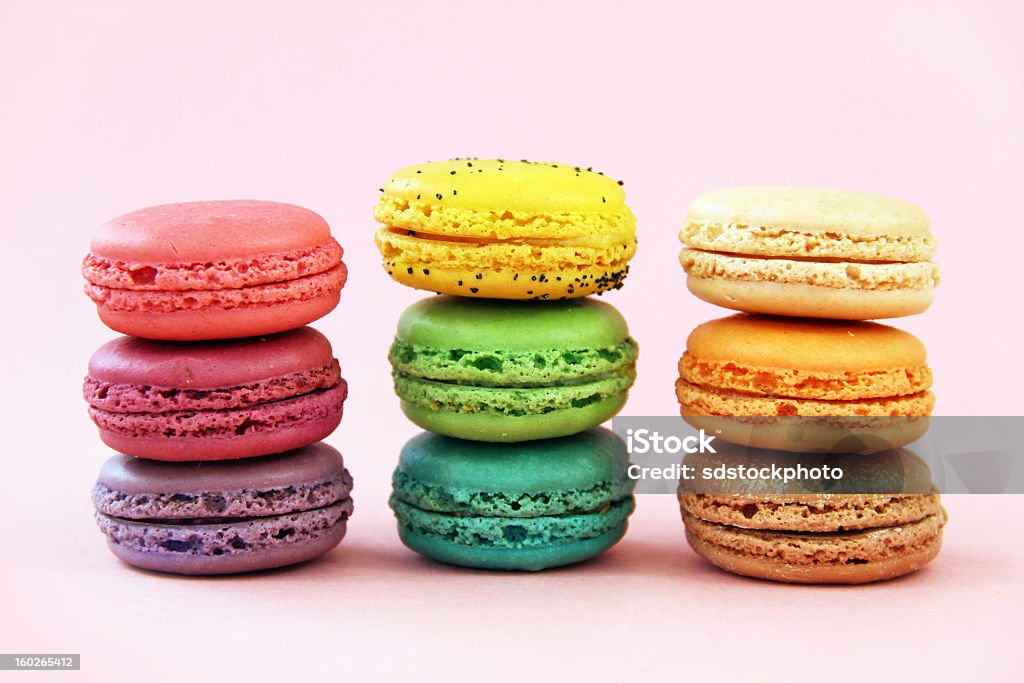 Arcobaleno pile di coloratissimi Macaron - Foto stock royalty-free di Arcobaleno