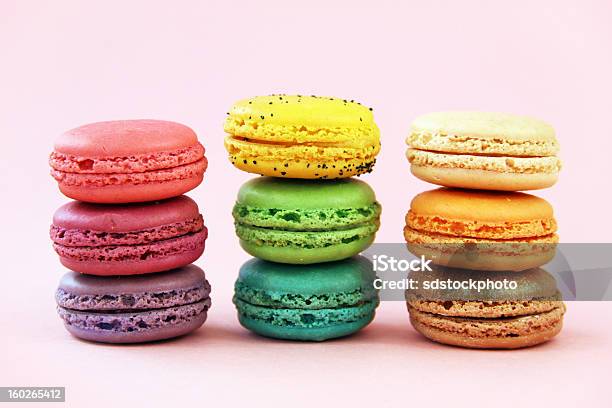 Arcobaleno Pile Di Coloratissimi Macaron - Fotografie stock e altre immagini di Arcobaleno - Arcobaleno, Amaretto, Dessert