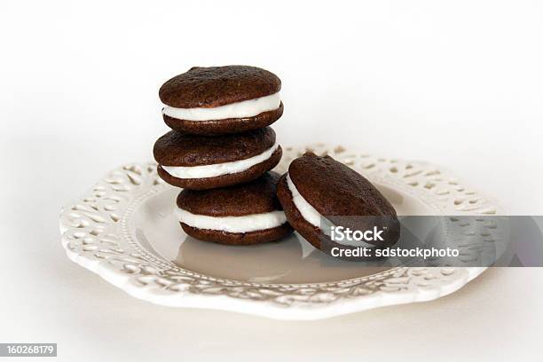 적재형 초콜릿 우피 파이 플레이트에 표시 0명에 대한 스톡 사진 및 기타 이미지 - 0명, 4가지 개체, 갈색