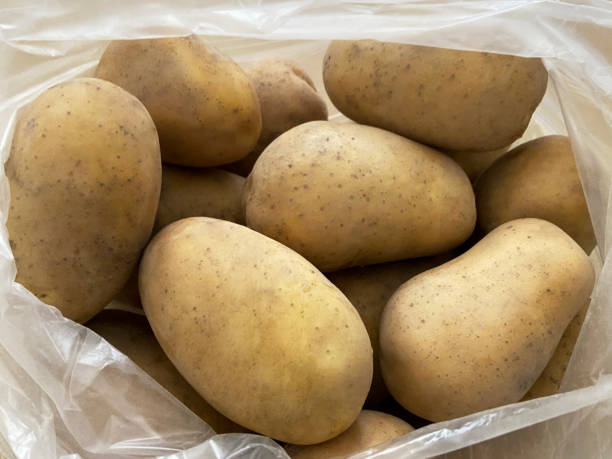 istock Potatoes in a shopping bag 1602796611