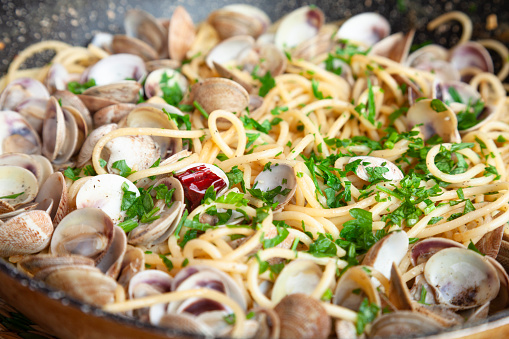 Spaghetti alle vongole in bianco, pasta with clams,served in skillet