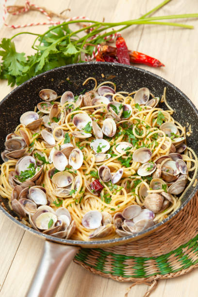 Spaghetti alle vongole in bianco, pasta with clams,served in skillet