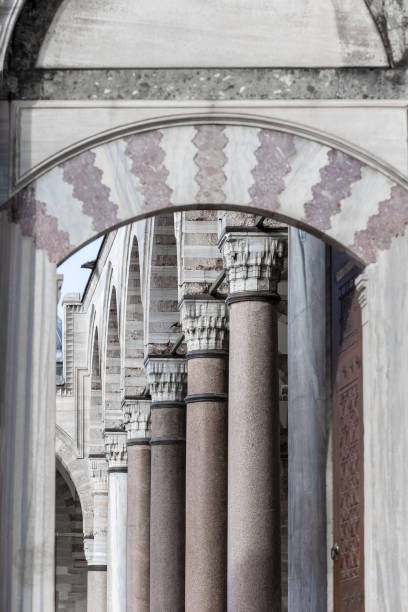 colunas antigas. pilares de mármore clássicos - column legal system university courthouse - fotografias e filmes do acervo