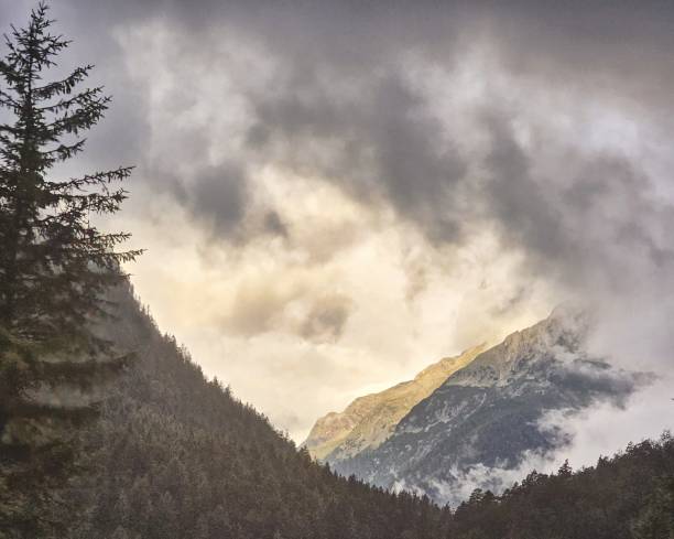 sunrise in the austrian alpine mountains - brennerpas fotos stockfoto's en -beelden