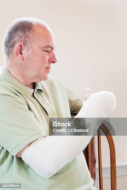 Reifer Mann Mit Einem Gebrochenen Arm In Einer Besetzung Sitzbereich Stockfoto und mehr Bilder von Gebrochener Arm